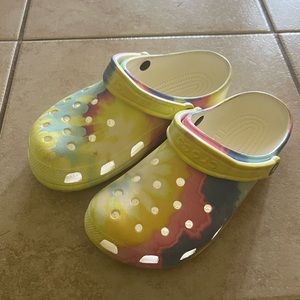 CLASSIC TIE-DYE GRAPHIC Crocs men’s 7 women’s 9